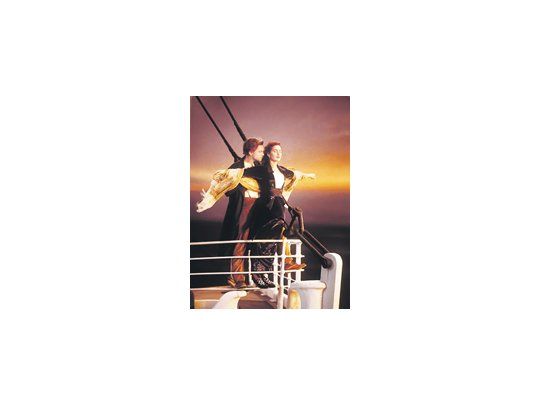 Leonardo DiCaprio y Kate Winslet en una escena emblemática del «Titanic» de James Cameron, quien se prepara para reestrenarlo en 2012, pero en versión 3D.