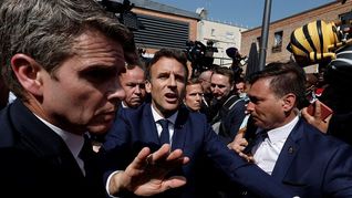 El reelecto presidente de Francia, Emmanuel Macron, en medio del tumulto durante su visita a Cergy.