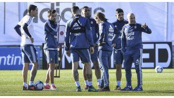 Sampaoli le habla al grupo.