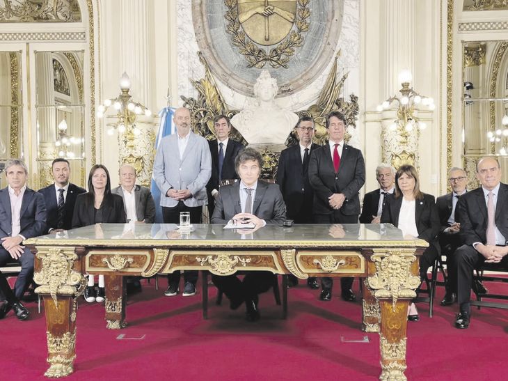 política. Milei estuvo acompañado por sus ministros durante la lectura del discurso emitido por cadena. política. Milei estuvo acompañado por sus ministros durante la lectura del discurso emitido por cadena.