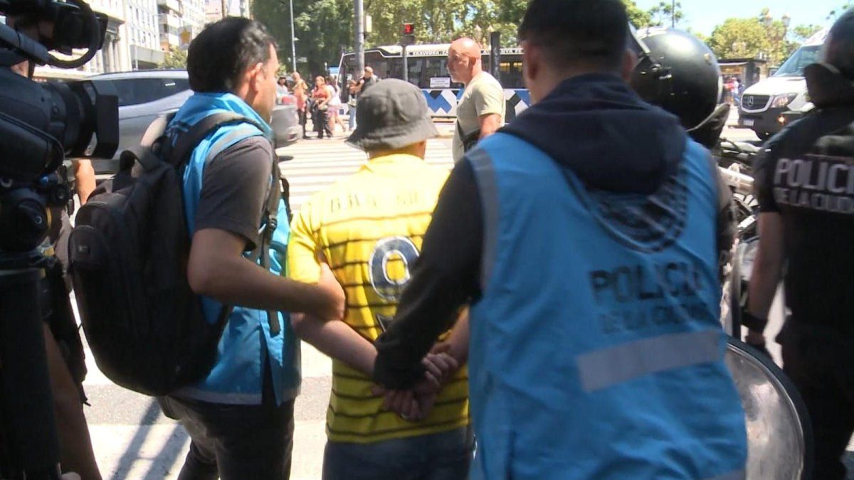 Eleven: they evicted manteros who wanted to settle again on the sidewalks