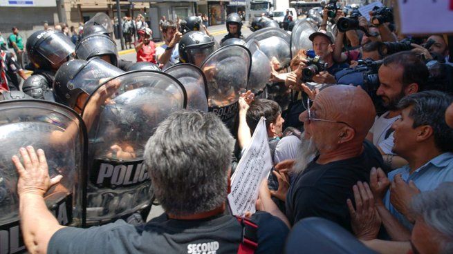 Jubilados protestan en distintos puntos del país contra el recorte de medicamentos del PAMI.