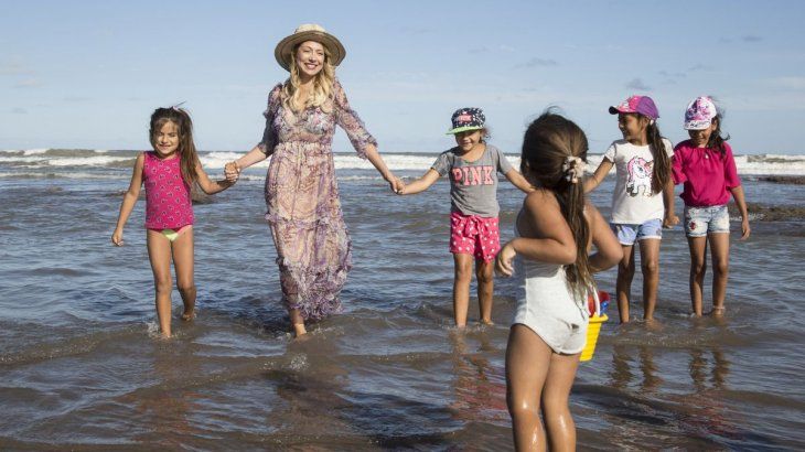 La Primera Dama junto a niños en Mar del Plata.