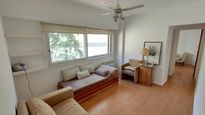 Ambiente principal con piso flotante símil madera, buena entrada de luz natural y ventilación cruzada; tipología frecuente en departamentos de tres ambientes&nbsp;