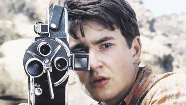 los fabelman. Steven pielberg recrea sus primeros años con una cámara y su pasión temprana por el cine. El rodaje  de film casero “Escape to Nowhere” es como un anticipo del futuro “Salvando al soldado Ryan”.