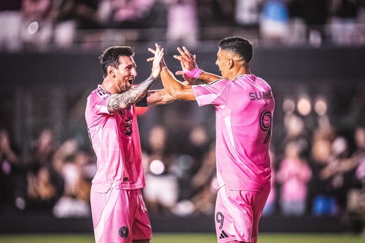 Messi y Suárez comparten una larga amistad desde sus años en el Barcelona. Messi y Suárez comparten una larga amistad desde sus años en el Barcelona.