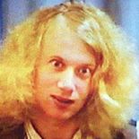 Stupid Martin heredó una mansión millonaria tras el fallecimiento de su novia, lo que destruyó su salud mental por completo. Stupid Martin heredó una mansión millonaria tras el fallecimiento de su novia, lo que destruyó su salud mental por completo.