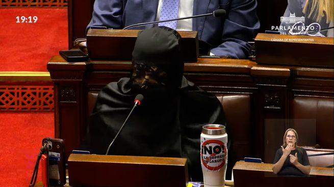 Un burka en el Parlamento marcó el reclamo por la libertad de las mujeres iraníes.