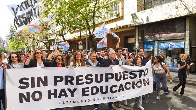 El gobernador riojano, Ricardo Quintela, junto a otros referentes del peronismo.&nbsp;