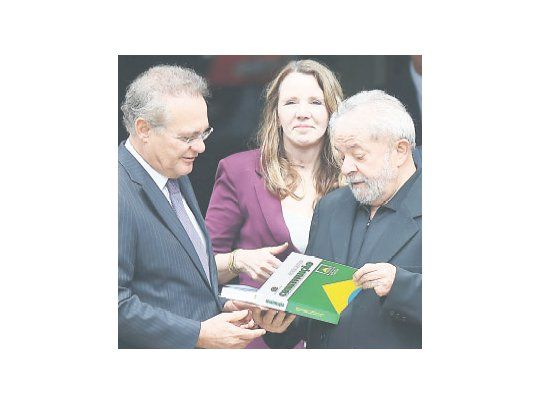 Símbolo: el titular del Senado, Renan Calheiros, se reunió con Lula en Brasilia y le regaló una Constitución.