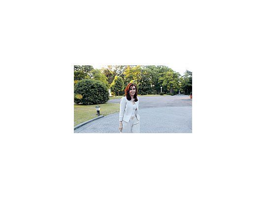La Presidenciade laNacióncomenzó ayera distribuirfotografías deCristina deKirchnerregistradas enla residenciade Olivos enactitud dedescanso.Hasta ahorasólo seconocían lasque lamostraban enactos otrabajando.