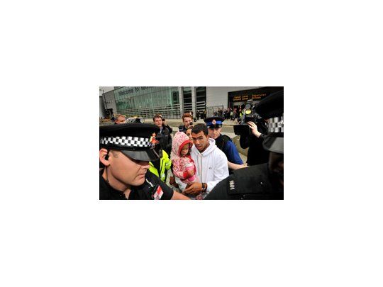 Carlitos arribó a Manchester y fue recibido por varios efectivos policiales.