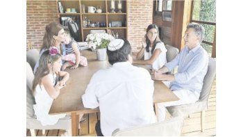 Mauricio Macri ayer en su quinta “Los Abrojos”, junto a Iara y Kala Nisman, el rabino Marcelo Polakoff, Juliana Awada y Antonia.