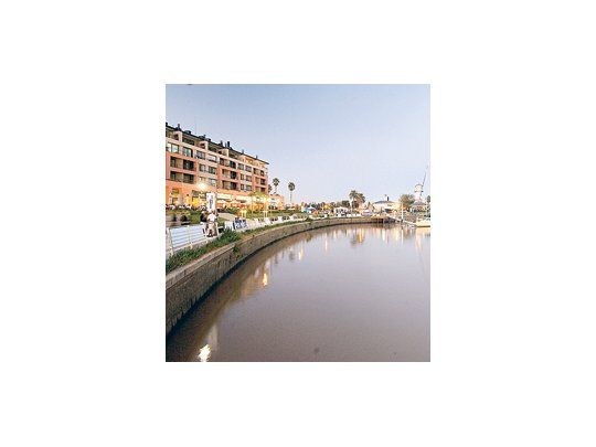 ¿Nordelta o Puerto Madero? La foto de Nordelta deja en evidencia el parecido con el barrio de Madero. Las coincidencias no son sólo en aspecto, sino también a nivel comercial.