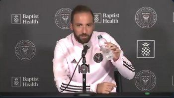 Higuaín, molesto con un periodista