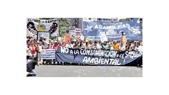 Ambientalistasde Gualeguaychúreeditaránsus marchasen BuenosAires contra lapastera Botnia.