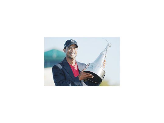 Tiger Woods sostiene el trofeo tras coronarse vencedor en el torneo Arnold Palmer Invitational desarrollado en Orlando, Florida.