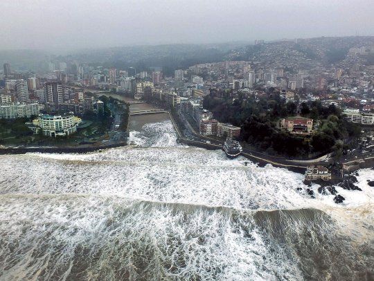 Evacúan zonas costeras e insulares de Chile por la llegada de un tsunami.