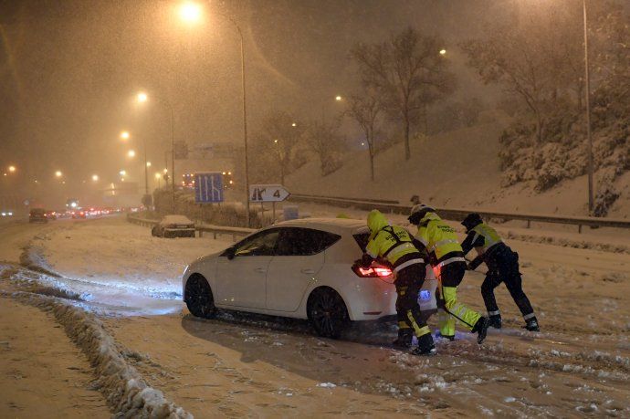 En Madrid, el Ejército intervino para quitar la nieve de las pistas del aeropuerto, que seguirá cerrado al menos hasta el domingo por la tarde