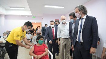 Cafiero y de Pedro visitaron un vacunatorio en Posadas y destacaron la marcha del Plan Nacional de Vacunación.