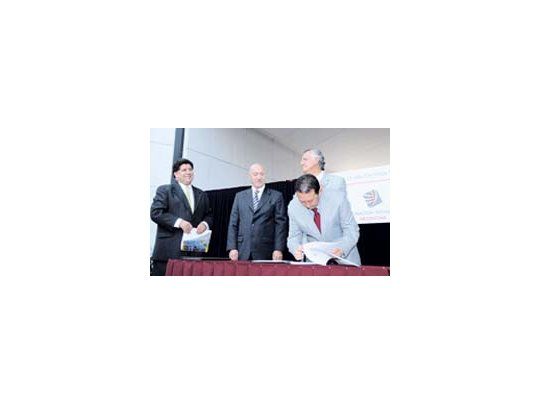 Jaque firma el primero de los convenios junto a Gioja, Ciácera yMolina en la Fiesta de la Vendimia.