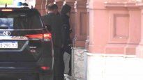 Javier Milei ingresando a Casa Rosada.