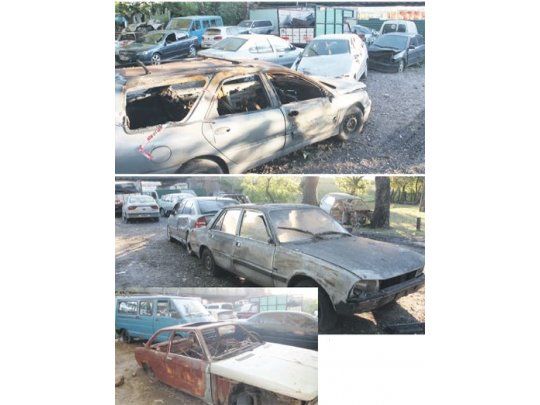 Los autos, en pleno Parque  Tres de Febrero, quitan espacio en los bosques de Palermo, a la vez que contaminan el suelo.  Están allí a la espera de un peritaje de la Justicia o el retiro de sus dueños.  Muchos ya están destruidos.