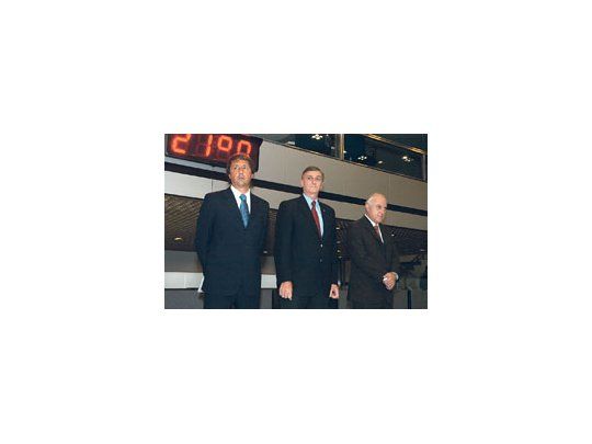 Víctor Cabanellas, vicepresidente de la Bolsa de Comercio de Rosario, ayer durante la venta del primer lote sojero junto al gobernador de Santa Fe, Hermes Binner, y al intendente de Rosario, Miguel Lifschitz.
