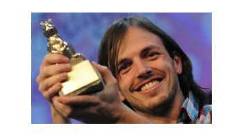 Marco Berger recibe su premio Teddy a la mejor película de temática homosexual por Ausente.