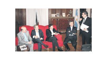 En el Salón Blanco de la Legislatura porteña se presentó ayer el  libro del presidente de la Fundación del Banco Ciudad, Mario Morando, “Frigerio, el ideólogo de Frondizi”. A su lado, Rogelio Frigerio (h), Gustavo Posse, Mauricio Macri y el  legislador PRO Cristian Ritondo.