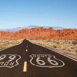 La Ruta 66 une Chicago con Los Ángeles y atraviesa ocho estados. La Ruta 66 une Chicago con Los Ángeles y atraviesa ocho estados.