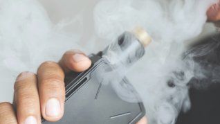 Un consumidor de vapeo, práctica masiva pero ilegal en Argentina. Organizaciones impulsan una regulación que combata el mercado informal y proteja a menores, ofreciendo alternativas menos dañinas para adultos. Un consumidor de vapeo, práctica masiva pero ilegal en Argentina. Organizaciones impulsan una regulación que combata el mercado informal y proteja a menores, ofreciendo alternativas menos dañinas para adultos.