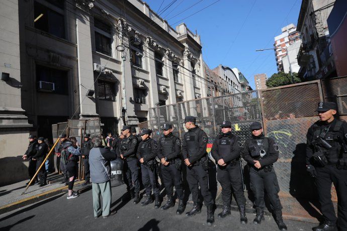 Hace un mes, un operativo similar se llevó a cabo en Parque Centenario, donde fueron desplazados 2.000 manteros.