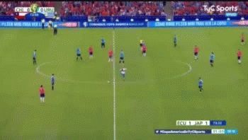 Futbolista chileno podría ser sancionado de oficio por pegarle una patada a hincha invasor