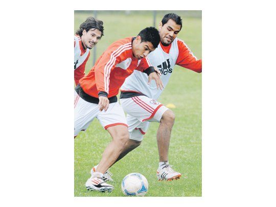 Gabriel Mercado durante el entrenamiento de ayer. El cuerpo técnico no lo vio bien al lateral y hoy será probado nuevamente.