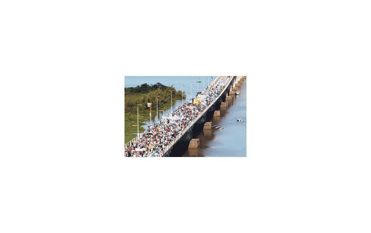 La protesta de los ambientalistas de Gualeguaychú en el puente a Uruguay disparó un nuevo foco de conflicto binacional, de la mano del flagelo del dengue.
