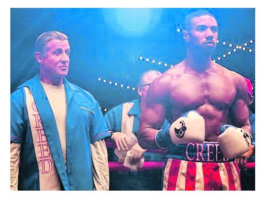 entrenador. Stallone sigue apuntalando al hijo de Apollo Creed, quien deberá enfrentarse con el hijo del soviético frente al que murió su padre.