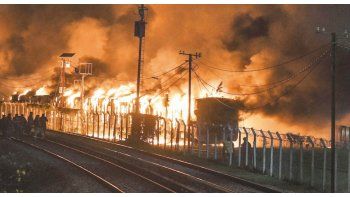 El incendio se desató en un depósito lindero a la estación Miguelete y destruyó vagones en desuso del ferrocarril Mitre.