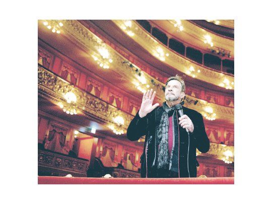 Eugenio Zanetti, ganador del Oscar por su diseño visual para la película “Restauración”, debuta como puestista en el Teatro Colón con el “Don Carlo” de Giuseppe Verdi.