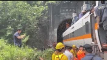 Al menos 50 muertos tras descarrilar un tren en Taiwán