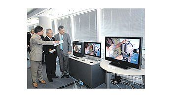 El ministro Julio De Vido; el embajador de Japón, Shinya Nagai; y el representante de laempresa NEC, Carlos Martinganeli, en una demostración de la norma de televisión digitaljaponesa.