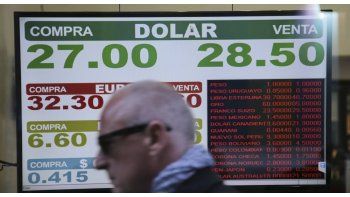 ámbito.com | Dólar imparable: se disparó un 6,4% a $ 28,44, sin intervención del BCRA