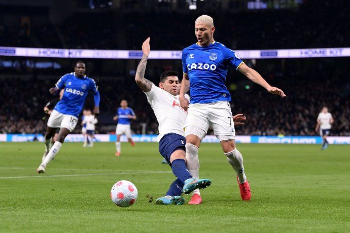 Todo pelota: la patada de Cuti Romero a Richarlison que fue burla en las redes