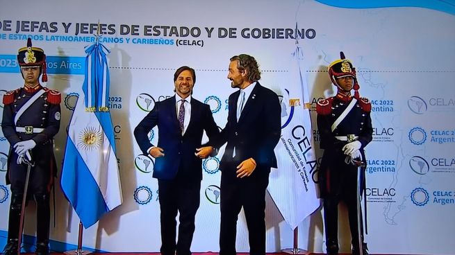 El presidente de Uruguay, Luis Lacalle Pou, en su llegada a la cumbre de la Celac, en Buenos Aires.