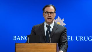 Tolosa rechazó el triunfalismo por la baja inflación de marzo y prefirió blindar la tasa frente a los ruidos que llegan desde Medio Oriente. Tolosa rechazó el triunfalismo por la baja inflación de marzo y prefirió blindar la tasa frente a los ruidos que llegan desde Medio Oriente.