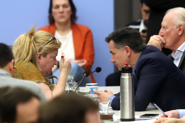 Alida Ferreyra, una de las diputadas que visitó a los represores, hablando con Gabriel Bornoroni, presidente de La Libertad Avanza. Alida Ferreyra, una de las diputadas que visitó a los represores, hablando con Gabriel Bornoroni, presidente de La Libertad Avanza.