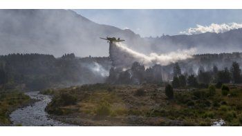 El incendio en el Parque Nacional Los Alerces es combatido con la ayuda de siete aviones hidrantes.