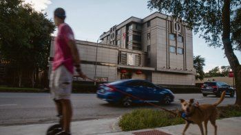 en la mira. Los diplomáticos tendrán plazo hasta mañana para desalojar el establecimiento en Houston. Medios locales afirmaron que tras la notificación, personal chino quemó papeles en contenedores.
