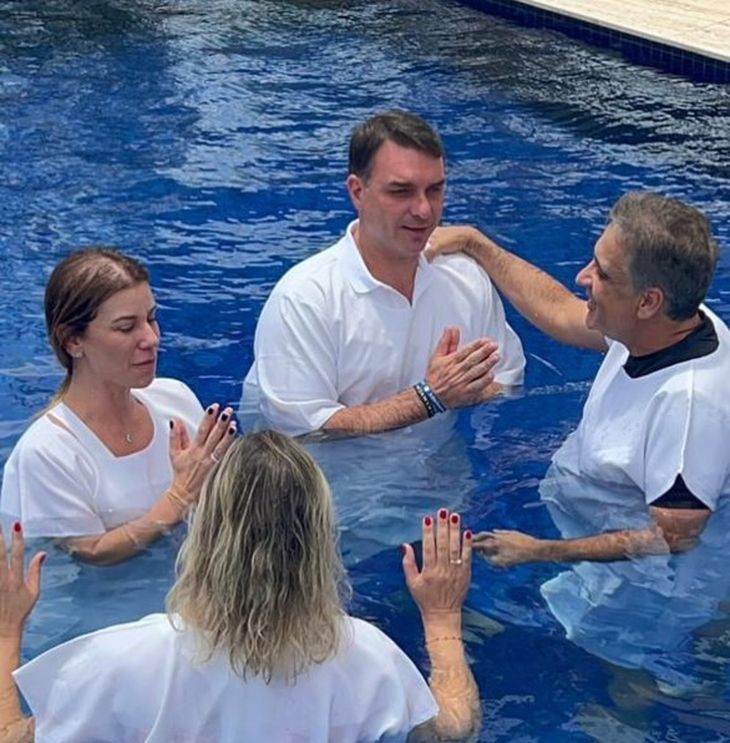 La Comunidad de las Naciones bautizó a Flávio Bolsonaro en 2024. La Comunidad de las Naciones bautizó a Flávio Bolsonaro en 2024.
