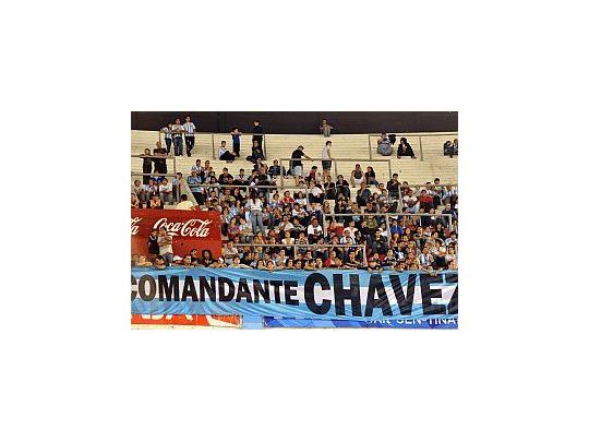 El homenaje a Chávez antes del partido